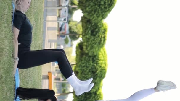 Упражнения Свежем Воздухе Молодые Женщины Делают Упражнения Растяжения Ног Тренировки — стоковое видео