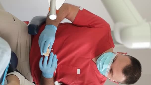 Μια Νεαρή Γυναίκα Οδοντιατρική Κλινική Έναν Άντρα Οδοντίατρο Έννοια Των — Αρχείο Βίντεο
