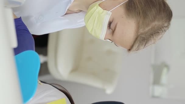 Mladá Brunetka Schůzce Zubaři Instalace Bílých Zubních Implantátů Práce Zubaře — Stock video