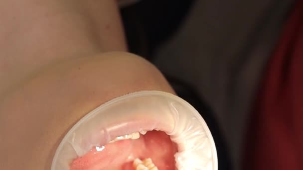 Ένας Επαγγελματίας Οδοντίατρος Εκτελεί Μια Διαδικασία Λεύκανσης Δοντιών Όμορφο Χαμόγελο — Αρχείο Βίντεο