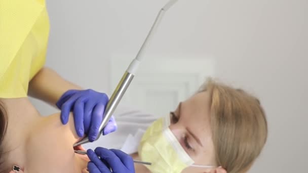 Dentysta Leczy Próchnicę Gabinecie Dentystycznym Ludzie Medycyna Stomatologia Opieka Zdrowotna — Wideo stockowe