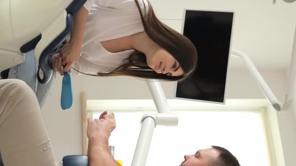 Junge Glückliche Frau Gespräch Mit Ihrem Zahnarzt Während Eines Termins — Stockvideo