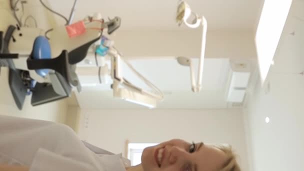 Kanceláře Vejde Zubařka Usměje Zubní Lékařství Krásný Úsměv Moderní Stomatologie — Stock video