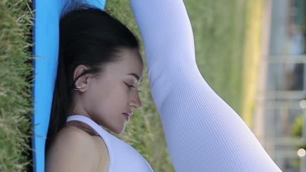 Esmer Bir Kadın Paspasın Üzerinde Otururken Esneme Egzersizleri Yapar Esnek — Stok video