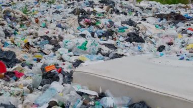 Bir yığın plastik çöp. Çöplerle çevre kirliliği sorunu. Toksik plastik atık