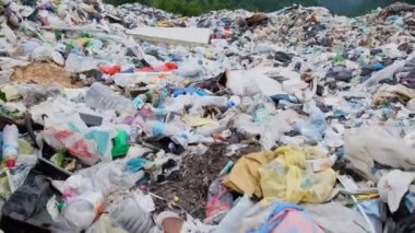 Çevre felaketi, sahil şeridine saçılmış her yere yayılmış çöp ve plastik atık yığınıdır..
