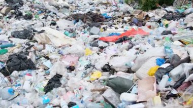 Okyanus sahillerinde çevresel felaket atık emisyonları. Plastik kirliliği.