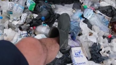 Okyanus sahilindeki plastik çöpler. Ekolojik felaket, gezegeni zehirli atıklardan koru. Gezegenin kirliliği