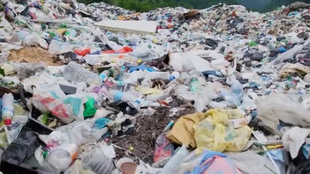 Een Milieuramp Alomtegenwoordige Berg Afval Plastic Afval Verspreid Kustlijn — Stockvideo