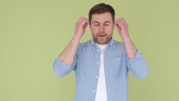 Een Man Met Een Europese Uitstraling Toont Emoties Hij Houdt — Stockvideo
