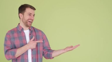 Tecrit edilmiş arka plandaki yakışıklı sakallı adam ürünleri indirimli olarak sunuyor. Ürün reklamı için bir yer..