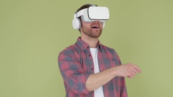 一个英俊的男人 戴着虚拟的现实眼镜 用手在孤立的背景翻转屏幕上展示产品 虚拟技术 — 图库视频影像