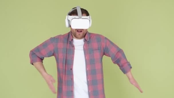 Смешной Человек Танцует Помощью Стекла Виртуальной Реальности Заднем Плане Студии — стоковое видео