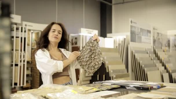 Uma Mulher Escolhe Uma Telha Cerâmica Uma Loja Uma Mulher — Vídeo de Stock