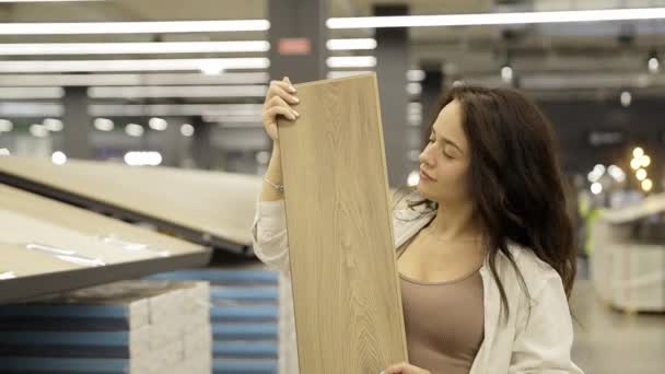 Kvinna Väljer Laminatdesign Golvbutik Ung Kvinna Väljer Laminat För Renovering — Stockvideo
