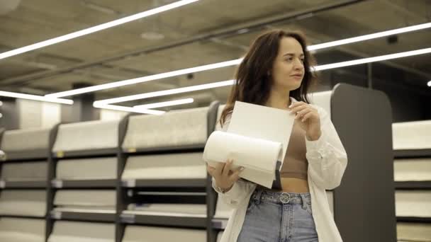 Mladá Žena Kupuje Tapety Aktualizovat Design Svého Bytu — Stock video