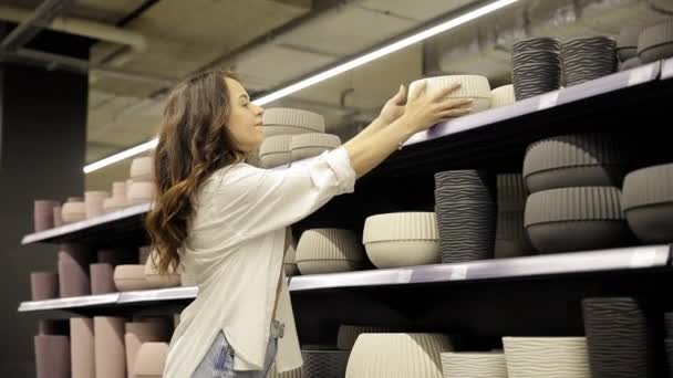 Une Femme Fait Shopping Elle Achète Vaisselle Céramique Boutique Avec — Video