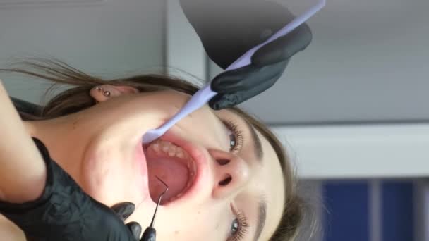 Proces Léčení Zubů Mladé Ženy Pomocí Zubních Nástrojů Včasná Léčba — Stock video