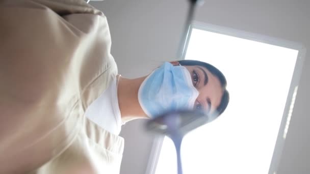 Widok Dentystkę Pracującą Gabinecie Stomatologicznym Dentysta Masce Podczas Leczenia Stomatologicznego — Wideo stockowe