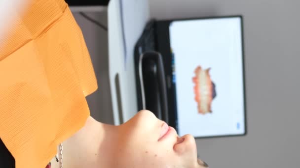 Vídeo Cámara Lenta Jovencita Paciente Silla Dental Antes Del Examen — Vídeos de Stock