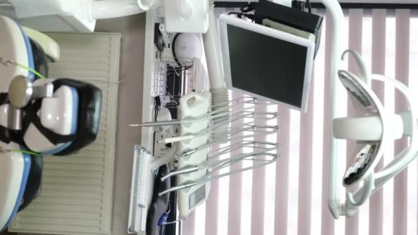 Vídeo Vertical Moderno Consultorio Dental Equipado Con Una Cómoda Silla — Vídeo de stock