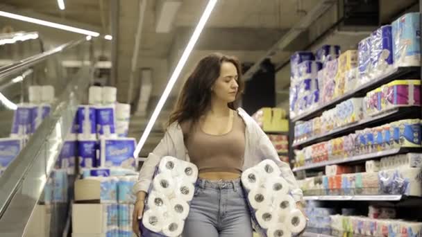 Tânără Care Cumpără Pachet Hârtie Igienică Într Supermarket Produse Igienă — Videoclip de stoc
