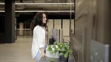 Bir kadın bir tasarım servisinde tuvaletin içini inceliyor. Modern banyo..