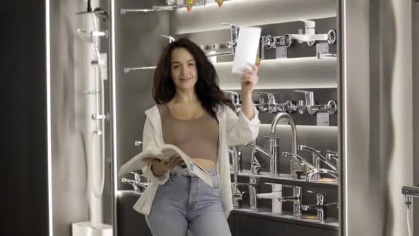 Een Vrouw Onderzoekt Waterkranen Een Winkel Visueel Concept Van Badkamer — Stockvideo