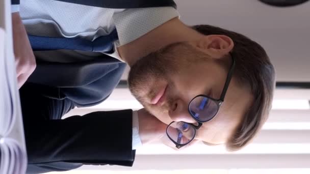 잠자는 사무실 근로자 사무실의 책상에 앉아있는 낮잠을 관리자 부족해요 일이지 — 비디오