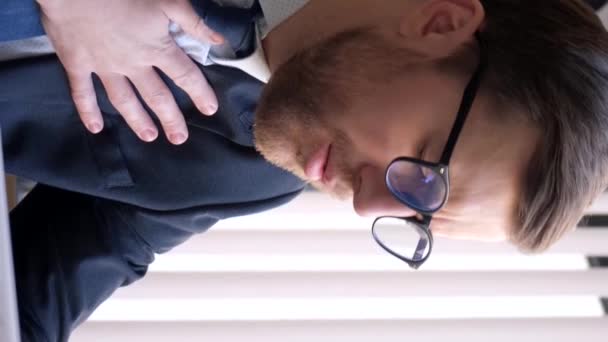 職場で病気のオフィスワーカー 若い男に息ができない 忙しい仕事 職場で咳をしているビジネスプロジェクト開発者 バーティカルビデオ — ストック動画
