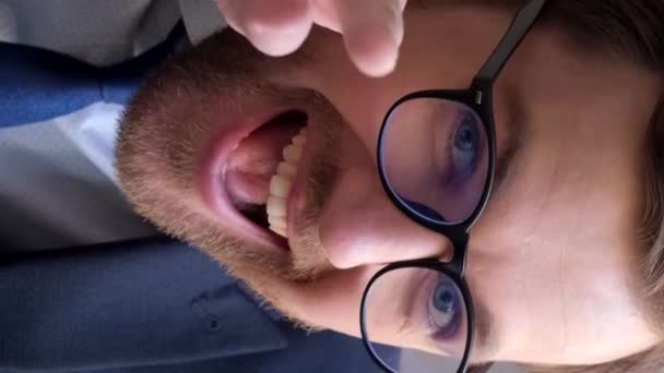Çılgın Adamı Satış Müdürü Kameraya Gülümseyen Bilgisayara Işıldayan Çılgın Yüz — Stok video