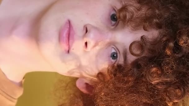 Känslor Överraskning Modern Ung Man Vid Kameran Rödhårig Lockig Kille — Stockvideo