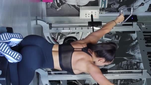 Actieve Fitte Vrouw Traint Haar Rug Armen Sportschool Vrouwelijke Powerlifter — Stockvideo
