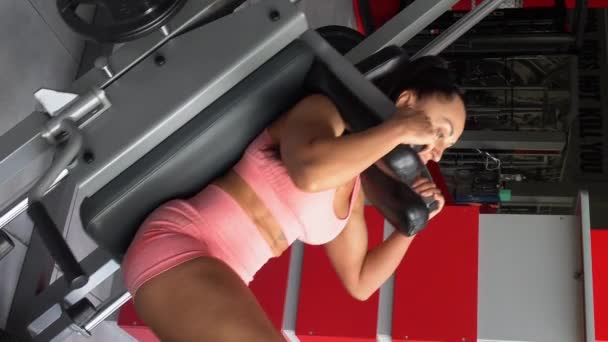 Спортивна Жінка Тренує Язи Ніг Тренажерному Залі Стильна Жінка Красивим — стокове відео