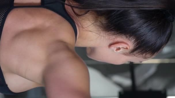 Mujer Activa Forma Entrena Espalda Brazos Gimnasio Levantador Pesas Femenino — Vídeo de stock