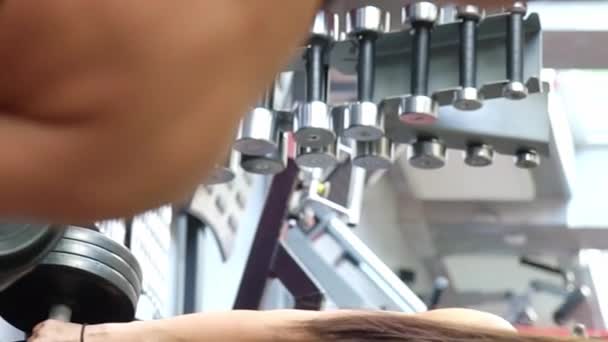 Een Vrouw Sportschool Tilt Halters Close Van Een Vrouw Die — Stockvideo