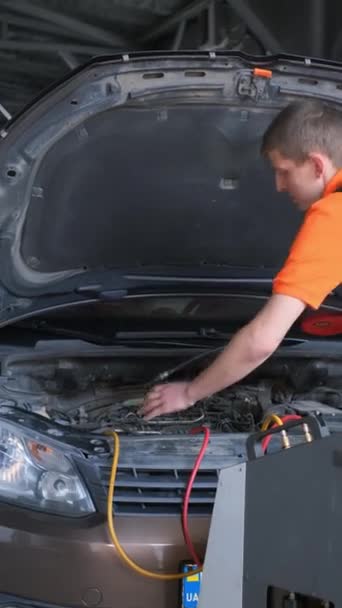 Automechaniker Überprüft Auto Auf Leck Kühlsystem Des Kompressors Verdacht Auf — Stockvideo