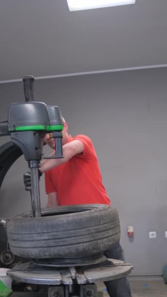 기계가 자동차 타이어를 수리합니다 타이어 자동차 서비스 비디오 — 비디오