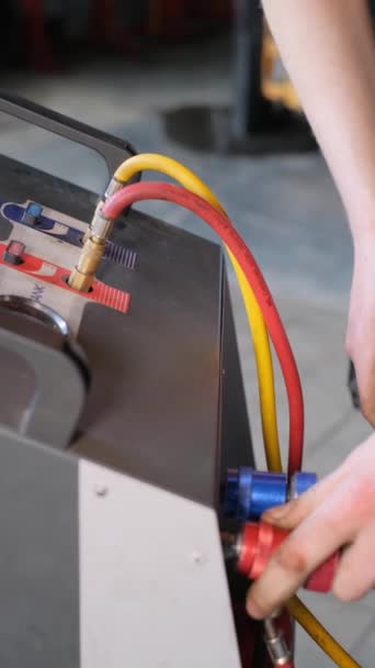 Auto Μηχανικός Επισκευάζει Κλιματιστικά Ένα Αυτοκίνητο Διαγνωστικά Του Ελέγχου Του — Αρχείο Βίντεο