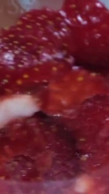 Blender kasesinde çilekli-muzlu smoothie kokteyli. Faydalı ve lezzetli bir vitamin içeceği. Dikey video