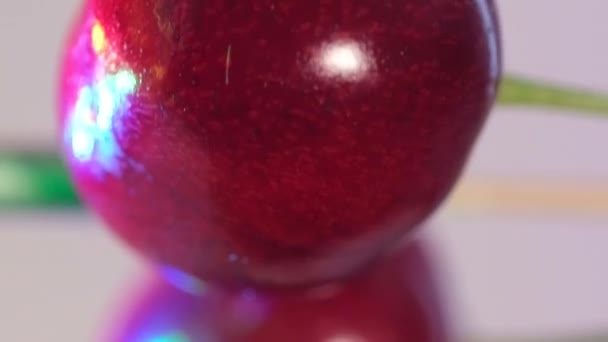 两个成熟的红色樱桃在白色背景上旋转成一个圆圈的放大视频 浆果的主题拍摄 樱桃背景 垂直录像 — 图库视频影像