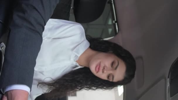 Een Mooi Brunette Meisje Kiest Een Nieuwe Auto Bij Een — Stockvideo