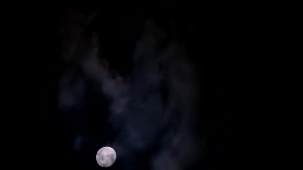 Tidsförloppet För Klargul Måne Natten Bland Mörka Moln Astrologikonceptet Vertikal — Stockvideo
