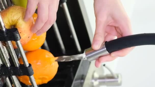Μια Γυναίκα Πλένει Ένα Μήλο Πάνω Από Νεροχύτη Της Κουζίνας — Αρχείο Βίντεο