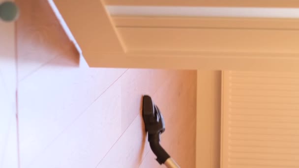 Uma Mulher Usando Aspirador Enquanto Limpa Chão Casa Vídeo Vertical — Vídeo de Stock