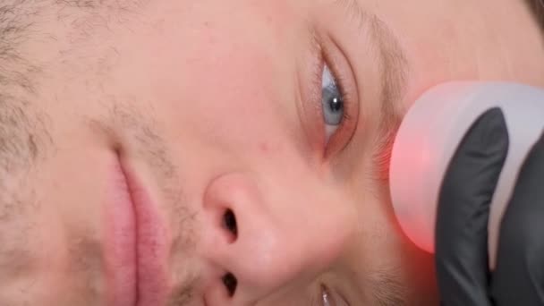 Gros Plan Massage Facial Masculin Aide Masseur Électronique Cosmétologue Effectue — Video