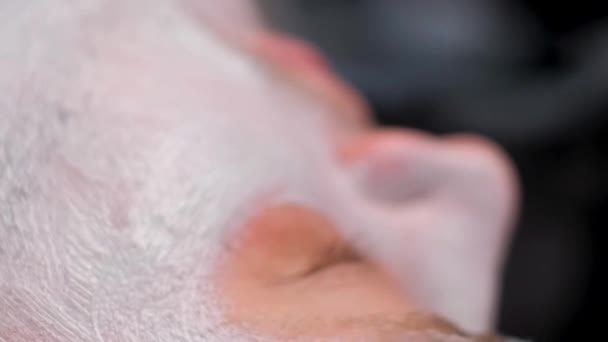 Nahaufnahme Eines Männergesichts Während Man Dem Männergesicht Eine Medizinische Maske — Stockvideo