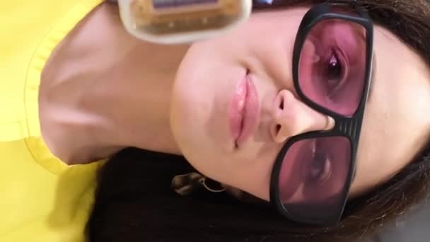 Ritratto Donna Cosmetologa Sorridente Positiva Occhiali Sicurezza Con Dispositivo Depilazione — Video Stock