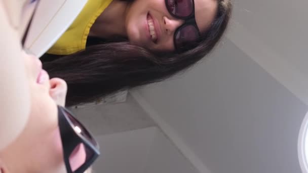 Позитивний Усміхнений Косметолог Епіляціює Молоду Жінку Захисні Окуляри Під Час — стокове відео