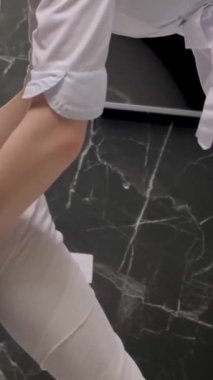 Modern bir spa salonunda selülit önleyici prosedür. Aşırı kilonun tedavisi ve bertaraf edilmesi, deri altı dokusunun tahribi. Dikey video